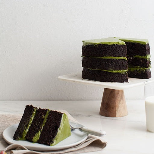 This show-stopper masterpiece is made with soft chocolate sponge cake, finished with a light white chocolate matcha ganache. A great gift for a family or a treat for a special someone to enjoy over and over.