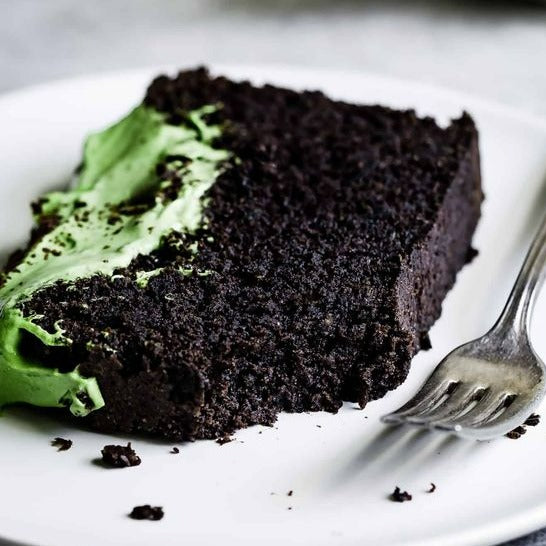 Chocolate matcha pound cake, a harmonious combination of luscious chocolate and vibrant matcha. A great gift for a family or a treat for a special someone to enjoy over and over. Delivered to you across Dubai and the UAE.