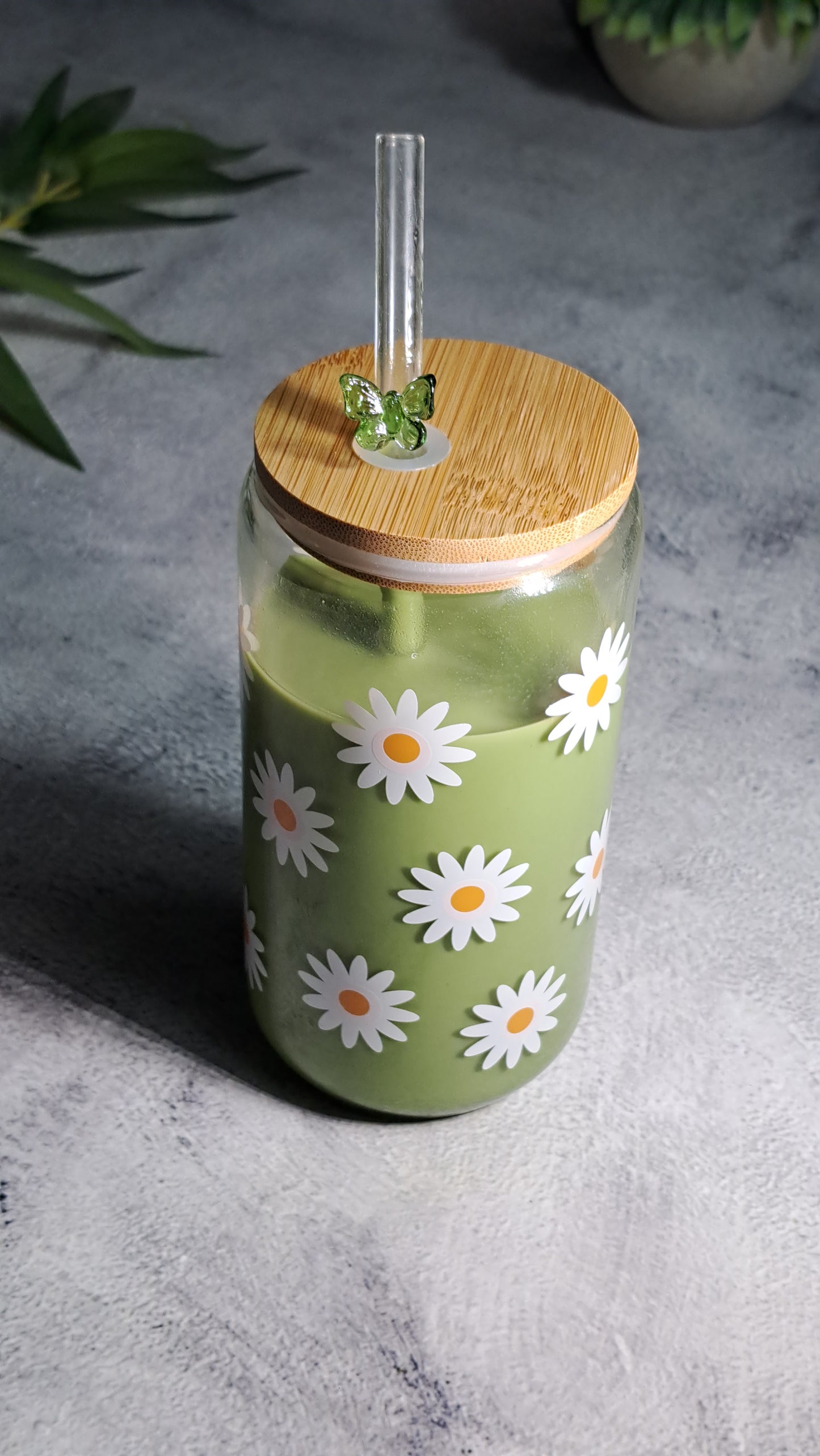 Daisy Patterned Matcha Glass Cup with Bamboo Lid and Glass Straw - 500ml. Perfect for birthdays, housewarming gifts, tea sets, graduations, weddings, bachelorette parties and Christmas gifts.