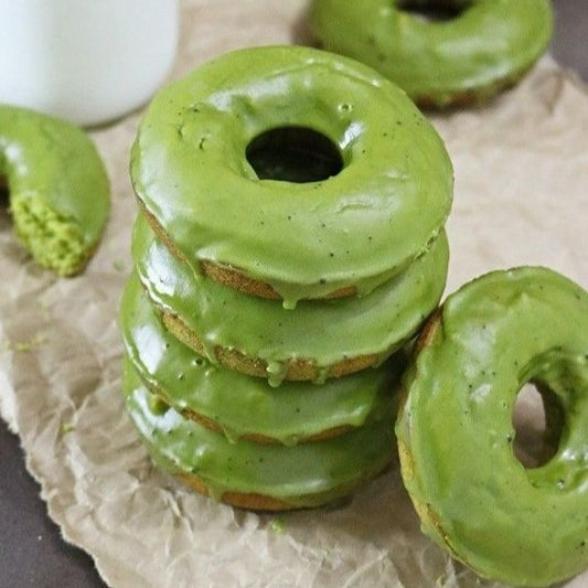 Baked matcha green tea donuts, made with organic matcha. Baked with love in Dubai. A great gift for a family or a treat for a special someone to enjoy over and over. Delivered to you across Dubai and the UAE.