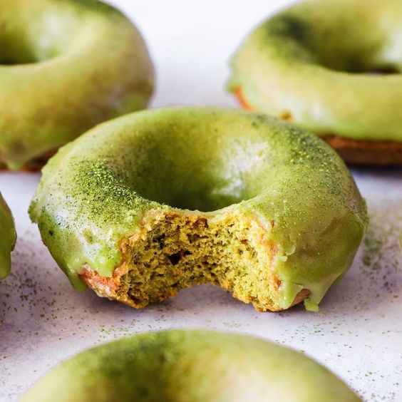 Baked matcha green tea donuts, made with organic matcha. Baked with love in Dubai. A great gift for a family or a treat for a special someone to enjoy over and over. Delivered to you across Dubai and the UAE.