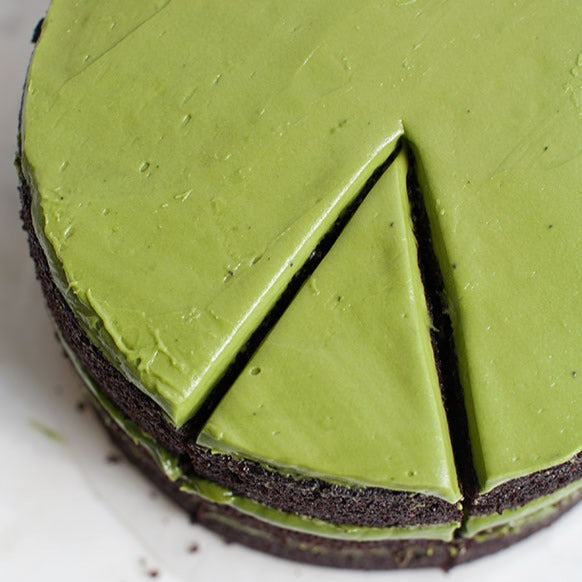 This show-stopper masterpiece is made with soft chocolate sponge cake, finished with a light white chocolate matcha ganache. A great gift for a family or a treat for a special someone to enjoy over and over.