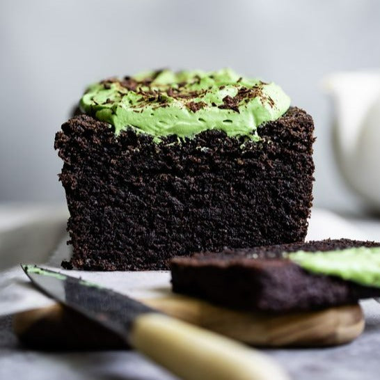 Chocolate matcha pound cake, a harmonious combination of luscious chocolate and vibrant matcha. A great gift for a family or a treat for a special someone to enjoy over and over. Delivered to you across Dubai and the UAE.