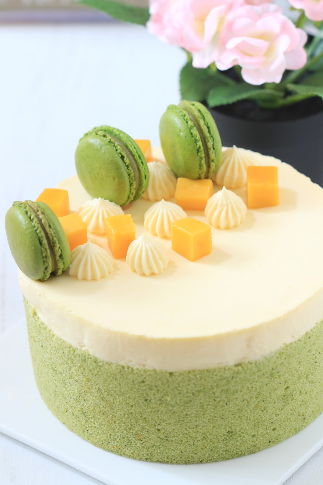 This matcha mango cake is made with soft matcha vanilla sponge cake, finished with creamy matcha ganache and decadently topped with matcha macarons. A great gift for a family or a treat for a special someone to enjoy over and over. Delivered to you across Dubai and the UAE.