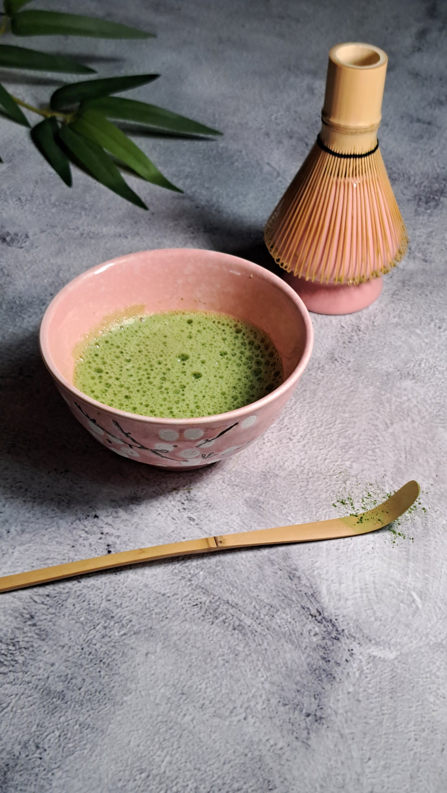 A pink 4-piece set of essential tools to brew your Organic Matcha Tea the Japanese style. 1. One Naoshi (Whisk Holder) 2. One Chawan (Matcha Bowl)  3. One Chasen (Golden Bamboo Whisk) 4. One Chashaku (Golden Bamboo Scoop)