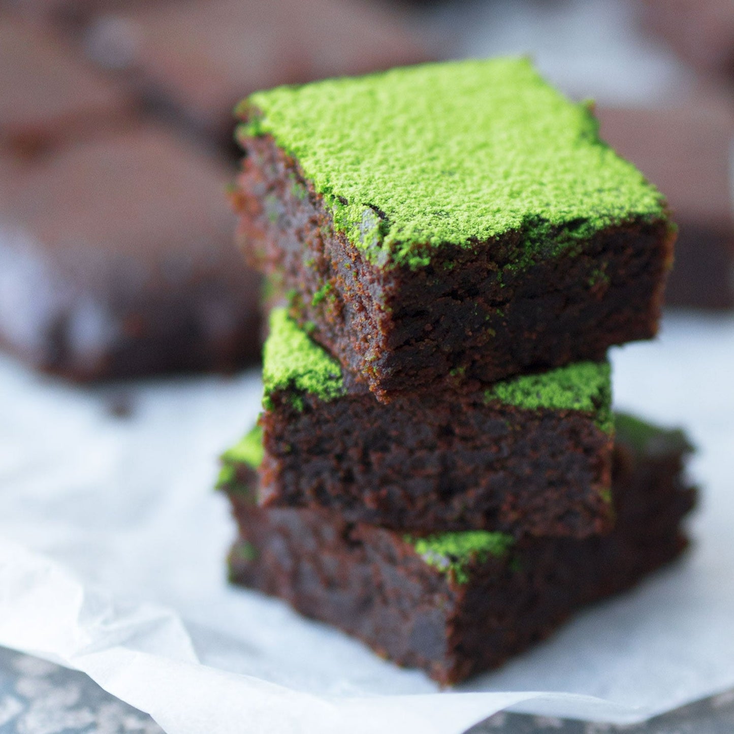 These dark chocolate matcha brownies are mega chewy and fudgy with chunks of dark chocolate throughout. A great gift for a family or a treat for a special someone to enjoy over and over. Delivered to you across Dubai and the UAE.