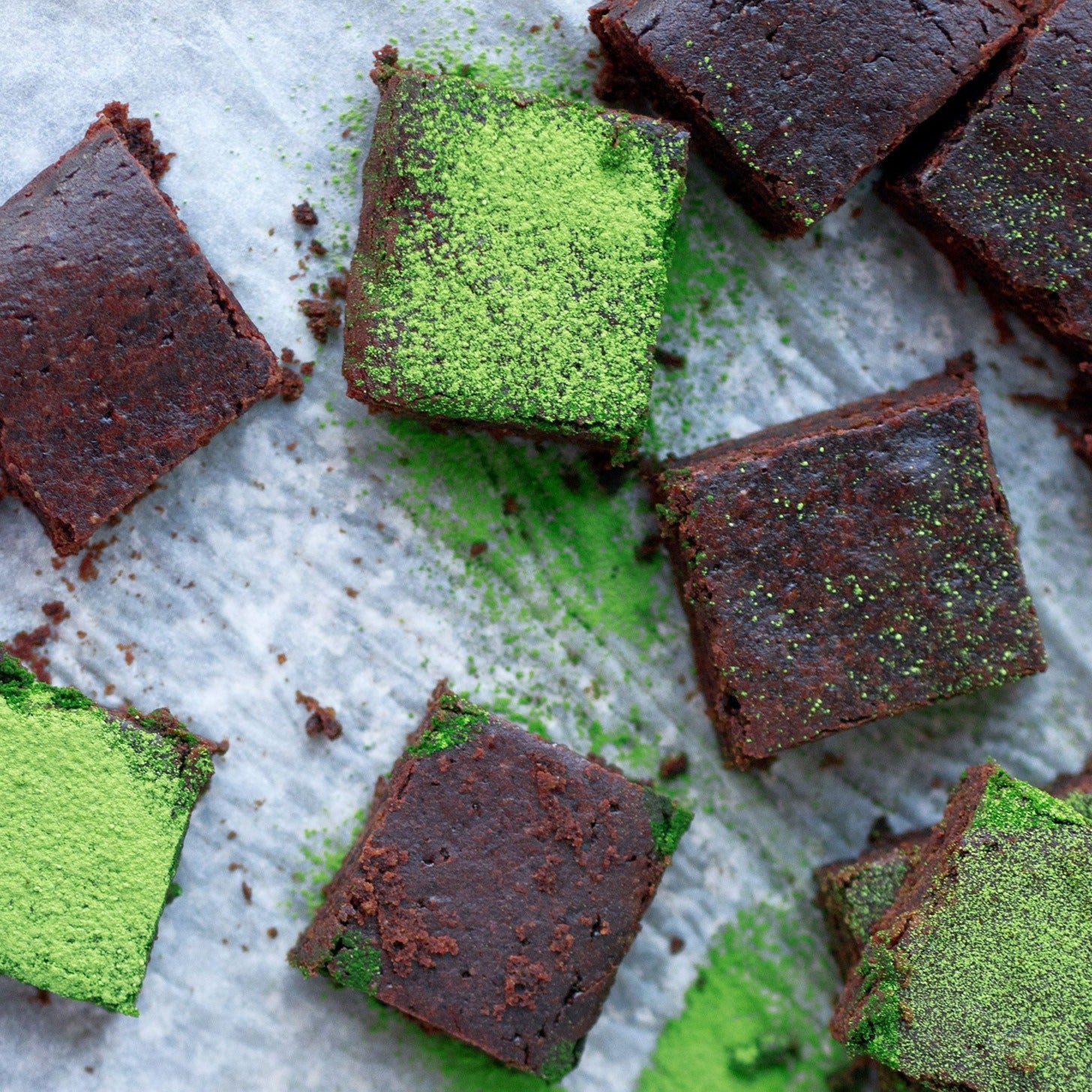 These dark chocolate matcha brownies are mega chewy and fudgy with chunks of dark chocolate throughout. A great gift for a family or a treat for a special someone to enjoy over and over. Delivered to you across Dubai and the UAE.