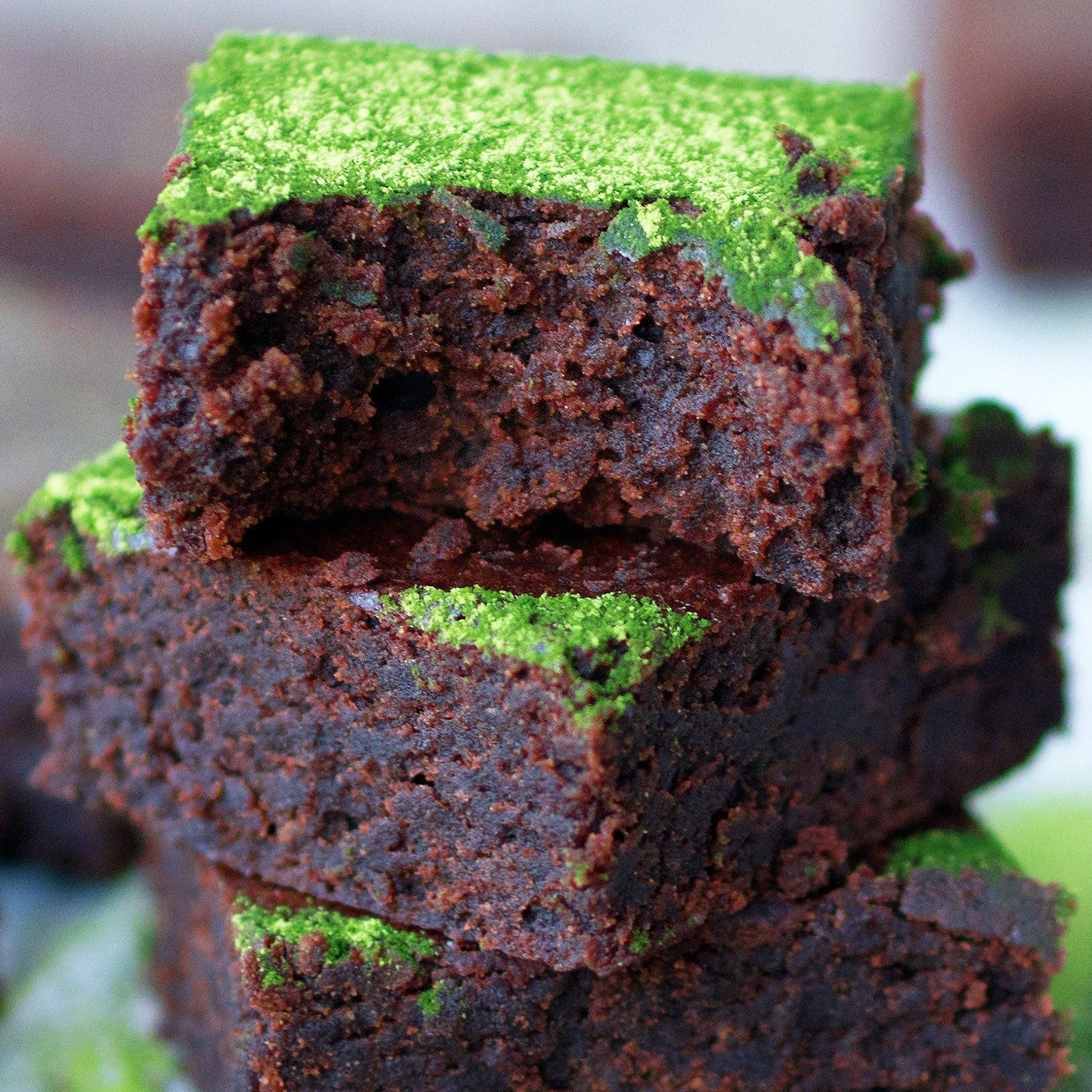 These dark chocolate matcha brownies are mega chewy and fudgy with chunks of dark chocolate throughout. A great gift for a family or a treat for a special someone to enjoy over and over. Delivered to you across Dubai and the UAE.