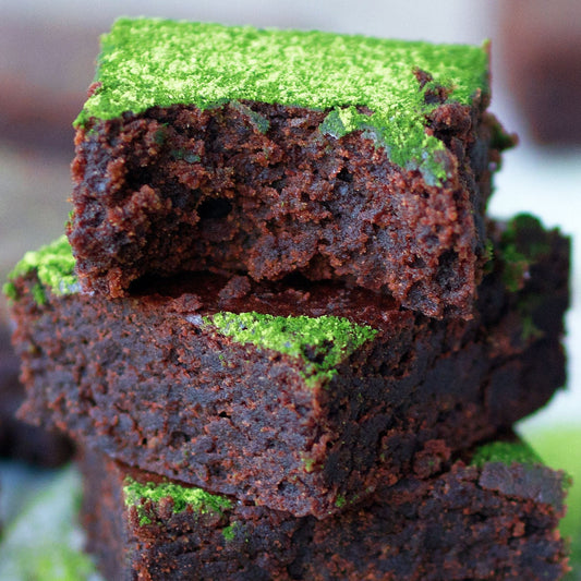These dark chocolate matcha brownies are mega chewy and fudgy with chunks of dark chocolate throughout. A great gift for a family or a treat for a special someone to enjoy over and over. Delivered to you across Dubai and the UAE.